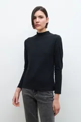 Remera negra de manga larga con cuello alto fruncido.