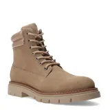 Borcegos de mujer estilo militar en color taupe, confeccionados en material sintético con acabado tipo gamuza. Presentan cordones frontales, cuello acolchado al tono y suela de goma con plataforma dentada.