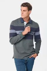 Remera polo de manga larga con cuello clásico de denim, diseño a rayas horizontales en azul marino, gris y blanco, y bordado con la leyenda "Legacy Original Brand".