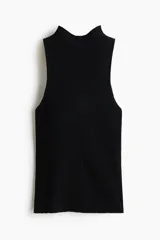 Top negro en punto acanalado de mezcla suave de viscosa, con cuello tortuga y diseño sin mangas.