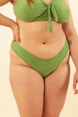 Bombacha de bikini verde con estampado de hojas, de tiro alto y corte cavado.