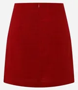 Minifalda roja de viscosa y lino, corte recto, con detalle de bolsillo falso en la parte delantera.