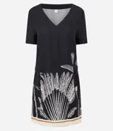 Vestido corto negro de viscosa y lino, con escote en V, mangas cortas y estampa gráfica de follaje blanco en la parte inferior, complementada con franjas horizontales en el ruedo.