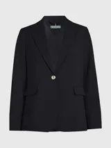 Americana de traje con botonadura sencilla, confeccionada en viscosa elástica. Presenta solapas con muescas, cierre de un botón, dos bolsillos con solapa en la cintura, puños con cuatro botones y abertura trasera. El diseño es totalmente forrado y de corte clásico.