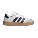 Championes adidas modelo Samba XLG, con diseño clásico de cuero blanco, tres rayas laterales negras, puntera de gamuza gris y suela de goma color caramelo con plataforma elevada.
