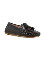 Mocasín de cuero con textura tipo cocodrilo en color marrón chocolate, con detalle de borlas y herraje metálico en el empeine, y suela de goma color caramelo.