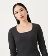 Vestido midi verde militar de algodón acanalado, con escote cuadrado y mangas largas.