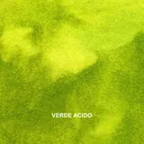 Tapado largo de lana merino afieltrada color gris con toques de amarillo. Diseño abierto al frente, de corte amplio y mangas largas.