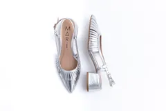 Zapato plateado de cuero con talón descubierto y tira trasera. Capellada con tiras horizontales.