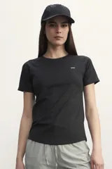 Remera deportiva de poliéster color negro con cuello redondo y mangas cortas.