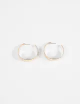 Par de caravanas tipo argolla, color dorado, con textura martillada y cierre de perno.