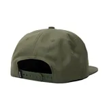 Gorra de visera plana marca Roark color verde militar, con diseño de cinco paneles y un parche rectangular frontal con el logo y nombre de la marca bordados.