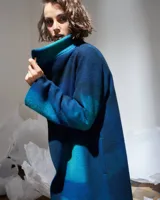 Tapado de lana merino afieltrada color azul con degradado a verde esmeralda. Diseño desestructurado con bolsillos laterales.