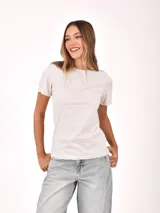 Remera de algodón de corte clásico, con cuello redondo y mangas cortas.