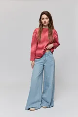 Pantalón jean wide leg de tiro bajo, color celeste, con calce relajado y piernas amplias de diseño clásico de cinco bolsillos.