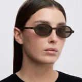 Lentes de sol con montura ovalada de color marrón chocolate y lentes polarizadas en tono marrón. Presentan un diseño de bordes finos y definidos con protección UV400.