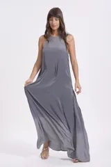 Vestido largo gris con efecto degradé en el ruedo, corte suelto y sin mangas.