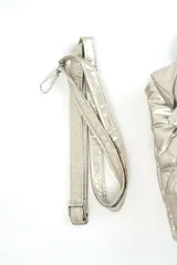 Cartera acolchada negra de material sintético con efecto brillante y costuras en rombos. Cuenta con solapa frontal y una correa corta de cadena gruesa de eslabones plásticos negros.