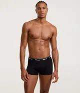 Calzoncillo tipo bóxer de la marca Mash, confeccionado en algodón con elástico en la cintura que presenta el logo de la marca estampado.