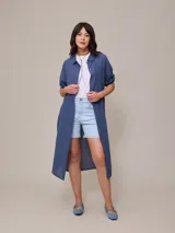 Vestido camisero largo de lino y algodón, color azul, con cuello camisero y botones frontales.