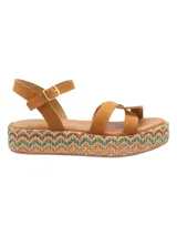Sandalias de cuero marrón tostado con plataforma forrada en rafia tejida con patrón en zigzag multicolor. Cuenta con tiras en el empeine, sujeción para el dedo, tira ajustable en el talón con hebilla metálica dorada.