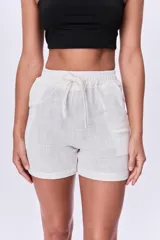 Short de tiro alto color crudo, con cintura elástica ajustable con cordón, bolsillos laterales y ruedo con dobladillo.