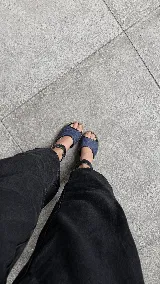 Sandalias de cuero combinadas en azul y negro, con diseño de textura croco en la capellada, costuras en contraste y taco ancho de madera. Poseen tira al tobillo con hebilla metálica regulable.