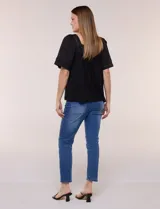 Blusa de corte holgado color marfil, confeccionada en mezcla de modal y algodón, con escote cuadrado y mangas cortas adornadas con detalles de puntilla calada.