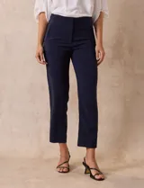 Pantalón de vestir corte recto, largo al tobillo, color blanco. Pretina con broche interno y cierre. Delantera con bolsillos.