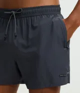 Bermuda deportiva de running para hombre en microfibra color beige, con cintura elástica, cordón ajustable y bolsillos laterales.