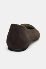 Bailarina de punta fina color marrón oscuro (chocolate), confeccionada en ante o nobuk, con suela plana.