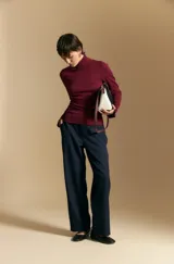 Pantalón de vestir negro con corte recto y tiro medio-alto, confeccionado con líneas sastreras limpias y bolsillos laterales.