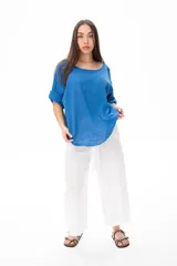 Blusa azul de corte holgado con mangas cortas arremangadas y escote redondo.