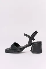 Sandalias negras de cuero con plataforma delantera y taco cuadrado.