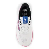 Championes de running New Balance Fresh Foam X 1080v14 para mujer, color blanco con detalles en rosa, violeta y negro. Presentan la inscripción "New York City" en el logo lateral.