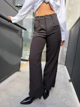 Pantalón sastrero de corte recto y tiro alto, color marrón oscuro con estampa de sutiles rayas diplomáticas blancas.