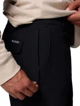 Pantalón chino para hombre de color negro, corte recto y diseño funcional con múltiples bolsillos, confeccionado con tejido elástico con tecnología de repelencia.