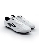 Championes de fútbol Umbro modelo Clasic II HG, color azul marino con suela y tapones en color naranja. Presenta el logo de la marca en blanco en el lateral y cierre con cordones.