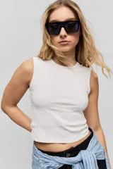 Musculosa de tejido elastizado con textura acanalada y calce al cuerpo, con cuello redondo.