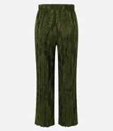 Pantalón wide leg de poliéster color verde militar, con textura plisada y estampado sutil de hojas, cintura elástica y caída fluida.