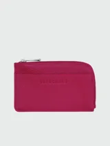 Tarjetero Longchamp de cuero color fucsia con cierre de cremallera y múltiples ranuras para tarjetas.