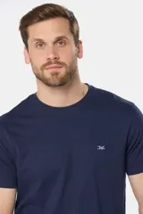Remera básica de algodón color azul marino, de manga corta, con cuello redondo y logo bordado en el frente.