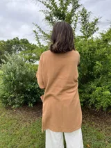 Kimono largo color crema con estampado de lunares marrones, confeccionado en tussor de algodón.