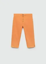 Pantalón capri de tiro medio con cierre frontal de cremallera, corte ajustado y diseño de cinco bolsillos.