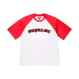 Camiseta tipo raglán con cuerpo blanco y mangas rojas, con el logo de la marca bordado en el pecho y decorado con pedrería.
