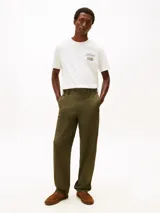 Remera de manga corta Tommy Hilfiger confeccionada en algodón regenerativo, con cuello redondo y diseño de insignia gráfica en el pecho.