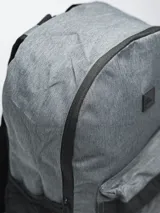 Mochila Forum Active con estampado tie-dye en blanco y negro, con un compartimento principal grande con cierre, un compartimento frontal pequeño con cierre y un bolsillo lateral abierto con elástico.