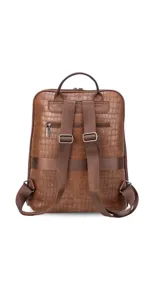 Mochila de diseño rectangular con textura símil cuero efecto cocodrilo en color tostado. Cuenta con un bolsillo frontal con cierre, compartimento principal con doble cierre, correas ajustables y manija superior. Incluye detalles metálicos y placa con logo de la marca.