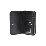 Billetera de tamaño compacto en color negro, confeccionada en material símil cuero con textura granulada. Presenta un diseño con costuras verticales decorativas y el logo de la marca en metal plateado en la parte frontal.