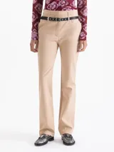 Pantalón sastrero color beige con raya marcada al centro y pierna recta. Incluye un cinto desmontable de cuero vacuno con herrajes metálicos níquel. Tiene bolsillos delanteros biselados y bolsillo ojal en la espalda.
